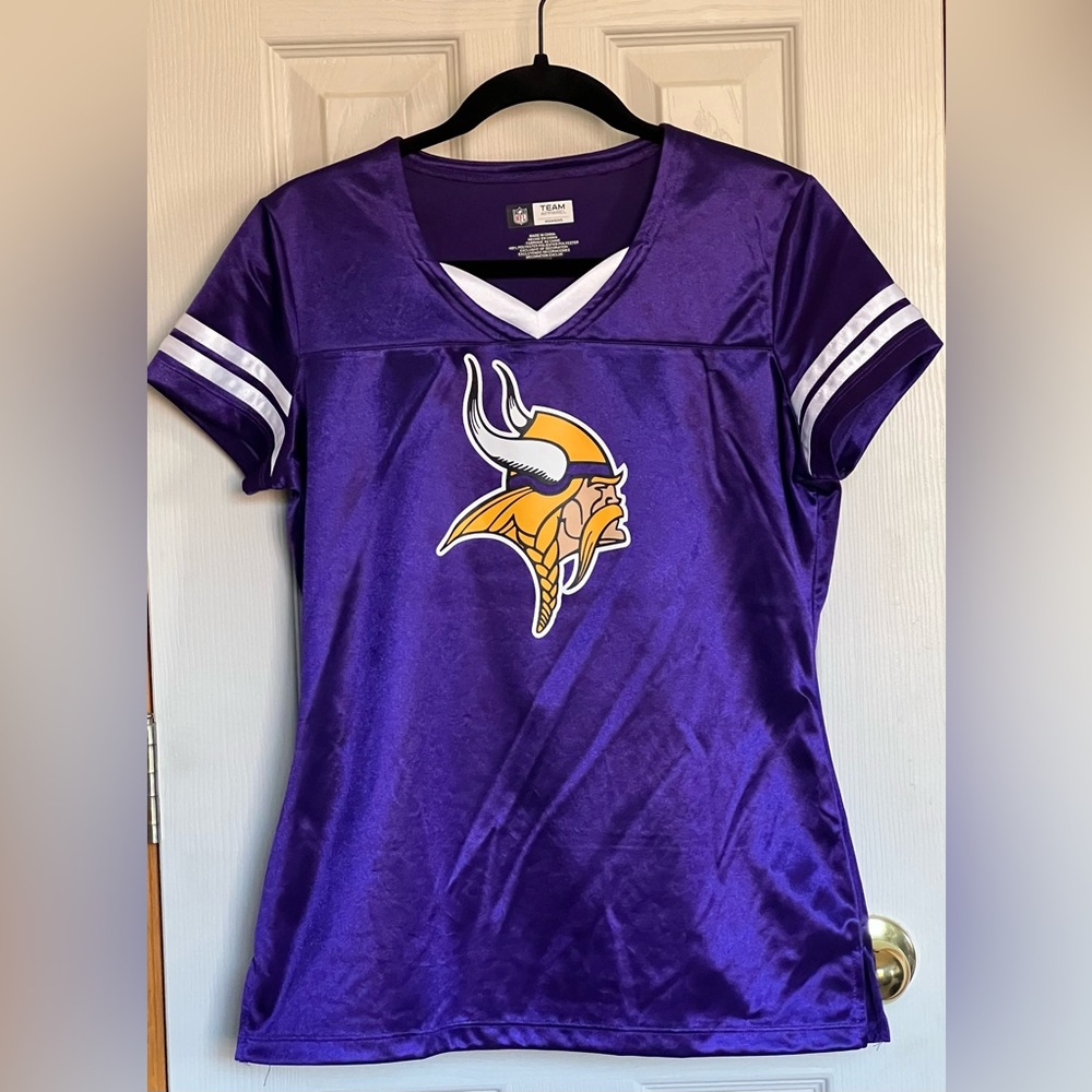 Team Apparel NFL Women’s Purple Minnesota Vikings V-Neck Shirt Sz M EUC